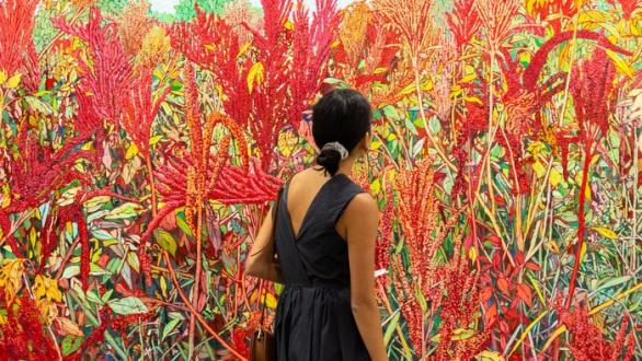 Art Basel Hong_Kong 2024/ persona observa obra de arte 