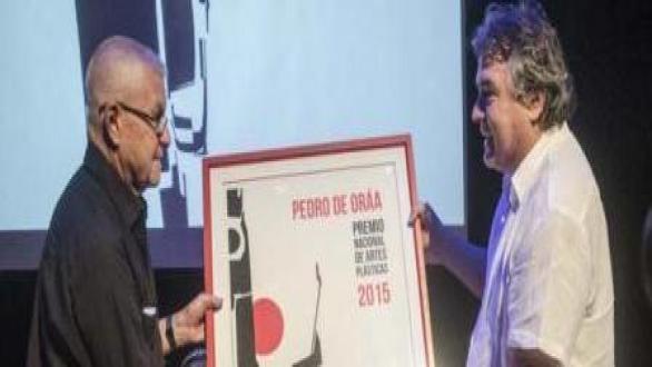 Pedro de Oraá (a la izquierda) recibe el premio de manos de Julián González To­ledo, ministro de Cul­tura. Foto: Yander Zamora
