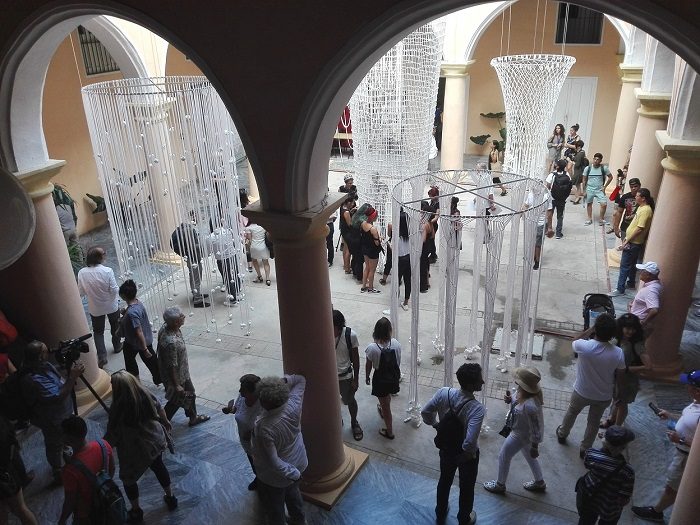 Personas en inauguración de la Bienal de La Habana 2019 