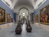  Imagen de la Galería Principal del Museo Nacional del Prado con obras de arte relacionadas con la exposición "Juan Muñoz. Historias del arte" en exhibición