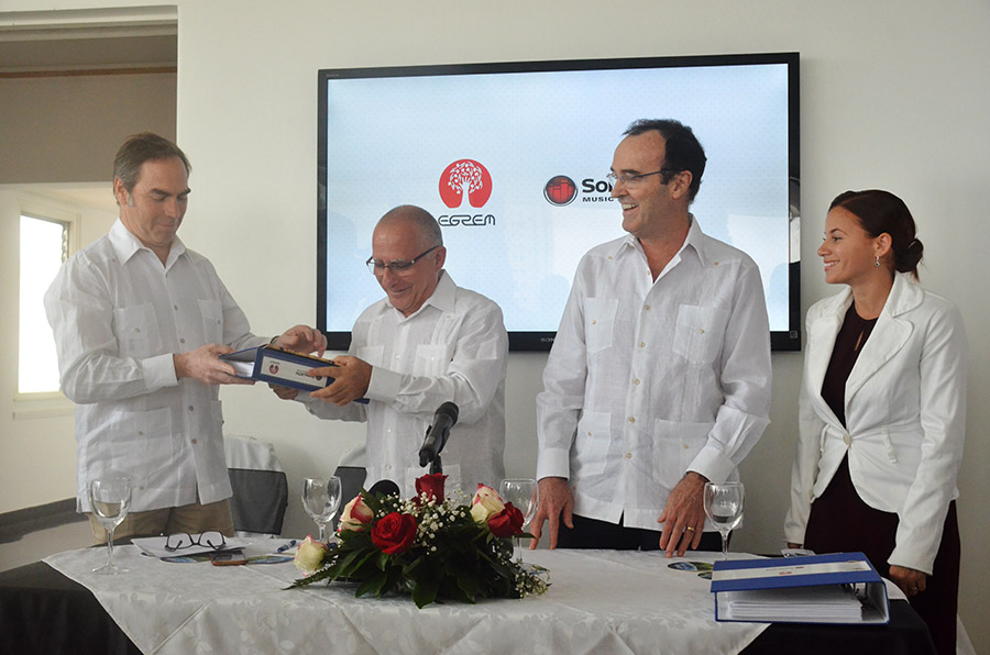 Momento de la firma