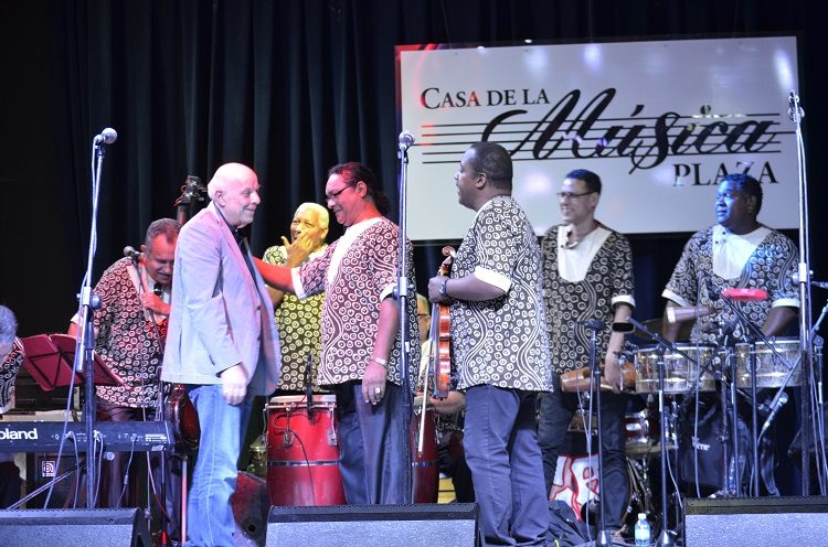 Charles Fox junto a la Orquesta Aragón