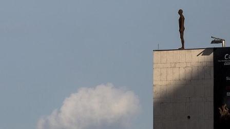 Los extraños hombres desnudos de los rascacielos de Hong Kong