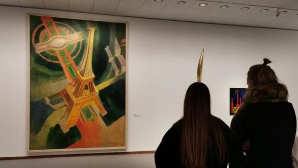 Obra Tour Eiffel (Robert Delaunay, 1928). personas que la disfrutan en museo