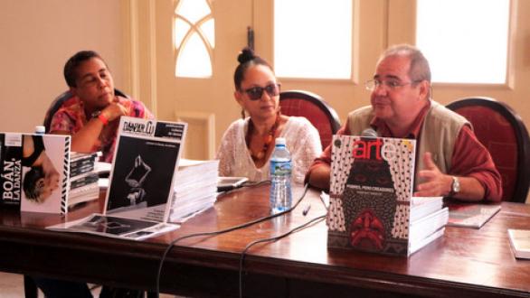 personas sentadas en presentación de publicaciones 