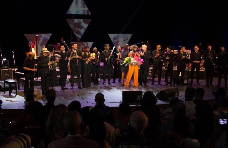 Yaíma Sáez en concierto con sus músicos