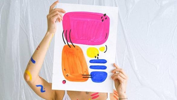 persona con obre de arte en el rostro