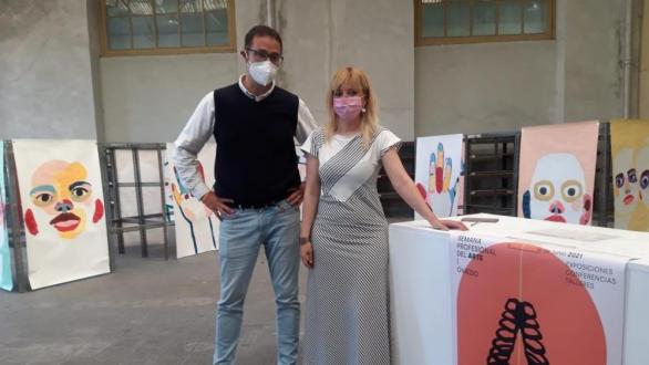 El concejal de Cultura, José Luis Costillas, acompañado por la artista Marta Fermín, gestora de la Primera Semana Profesional de las Artes de Oviedo y presidenta de las Galerías de arte de Asturias