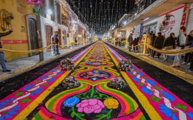 Tapetes de aserrín de colores cubren una calle de Huamantla durante la Noche que Nadie Duerme