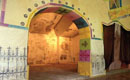 Memorial del silencio, 1999 / Instalación / Xilografías sobre papel, frotaje de crayón y crayola sobre papel y tela, partiendo de lápidas, herrajes y vitrales
