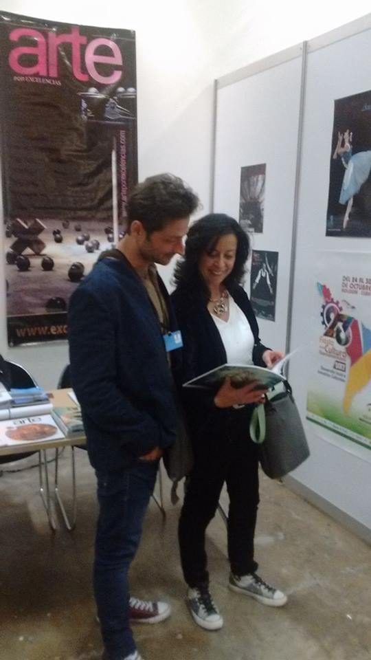 personas con revista Arte por Excelencias