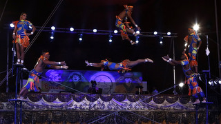 Acto de circo en cama elástica