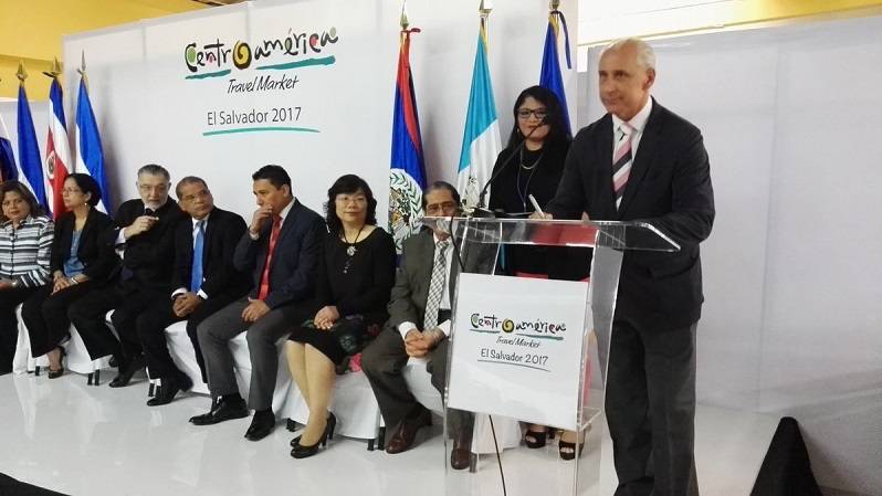 persona en podio firmando documento