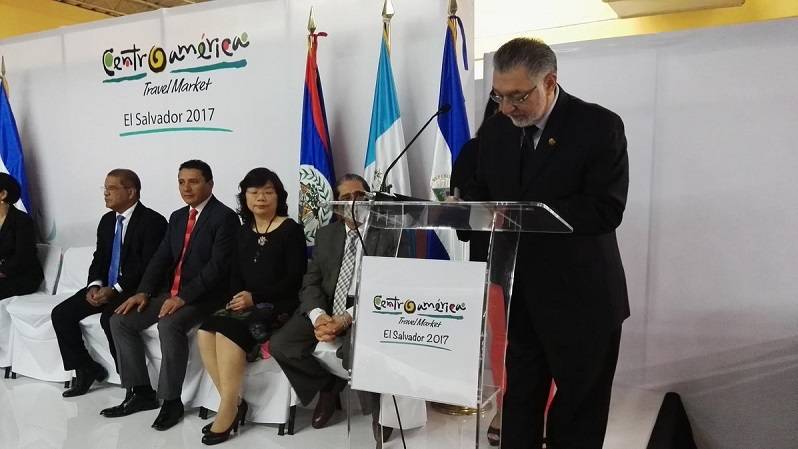 persona en podio 