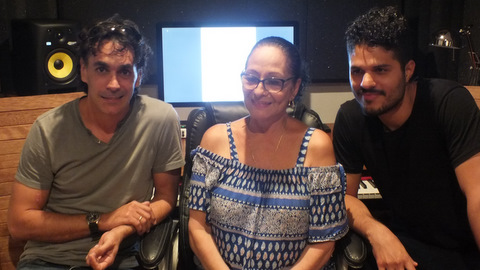 tres personas sentadas en estudio de grabación- fito, beatriz y aragón 
