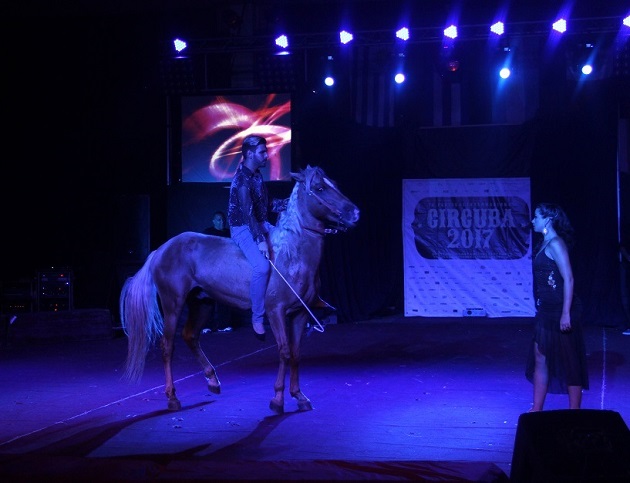hombre a caballo y cantante en escena