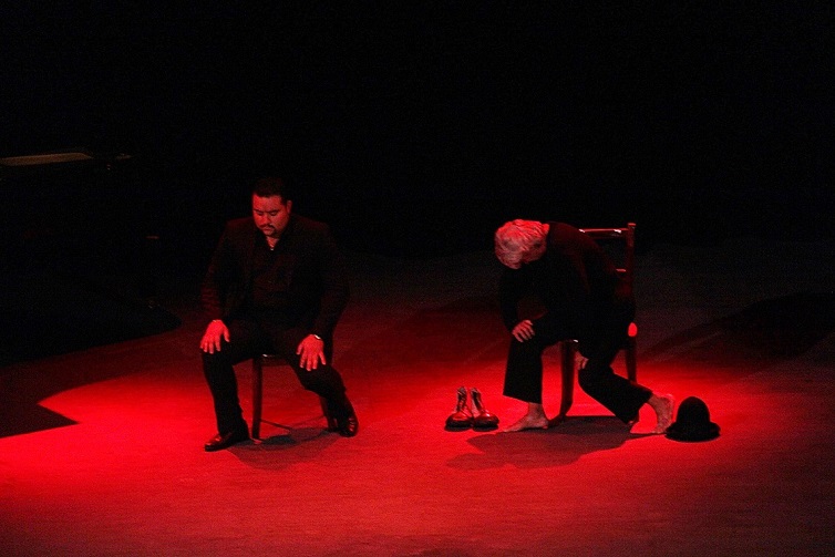 dos personas en escena
