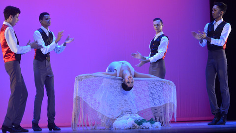 bailarines en escena