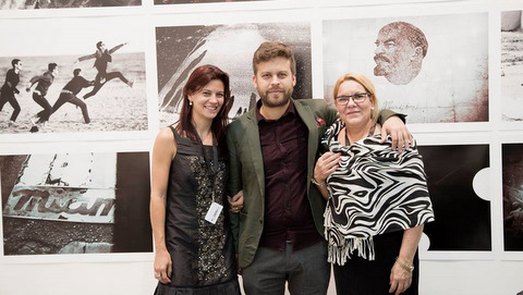 tres personas ante obras de arte 