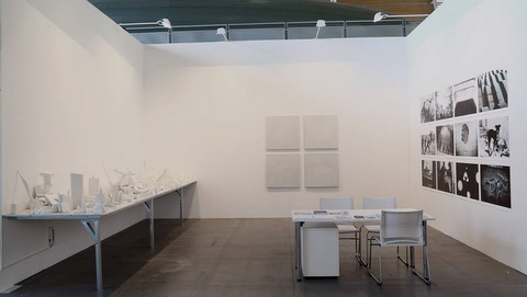 stand con obras de arte 