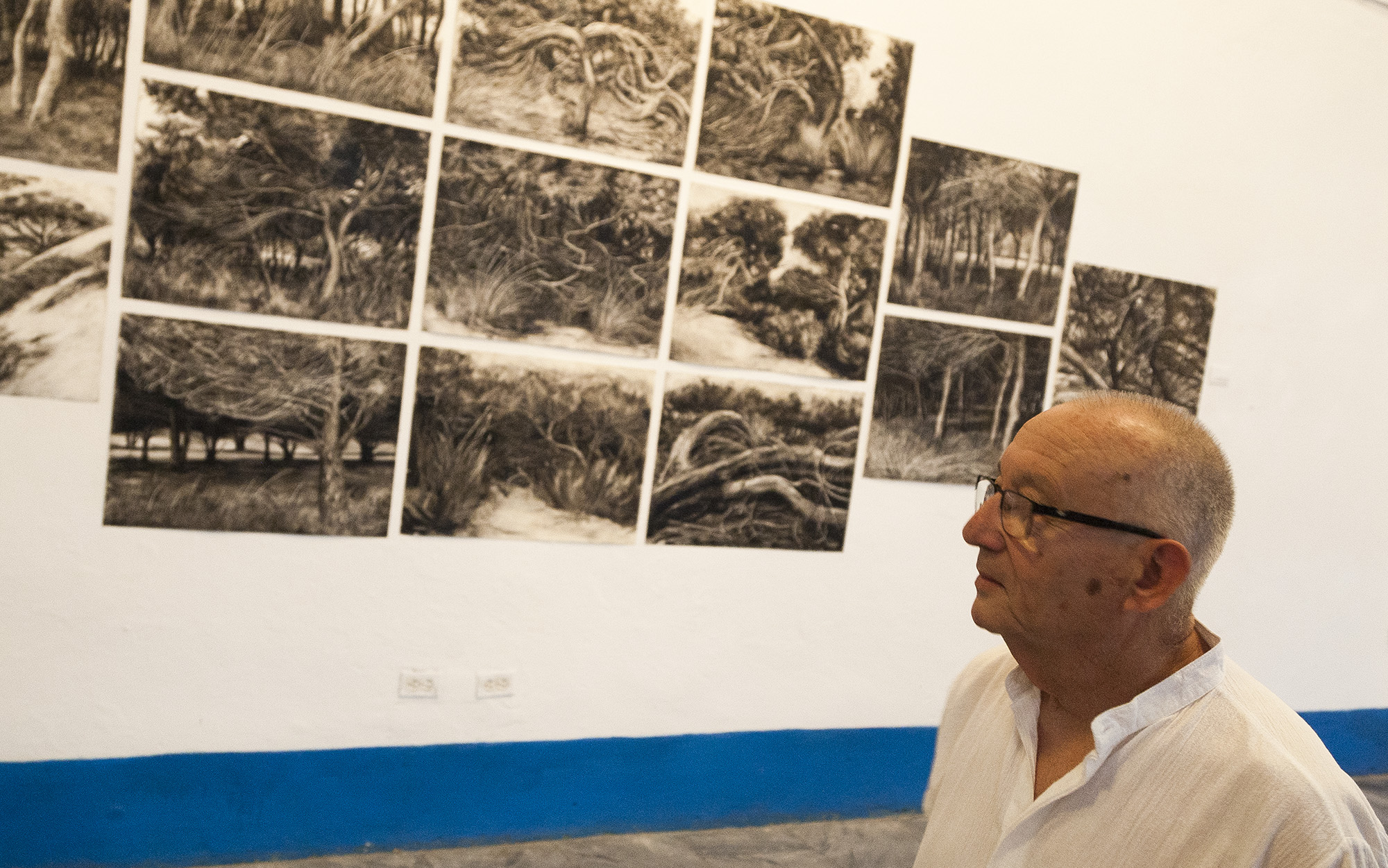 Pintor junto a su obra