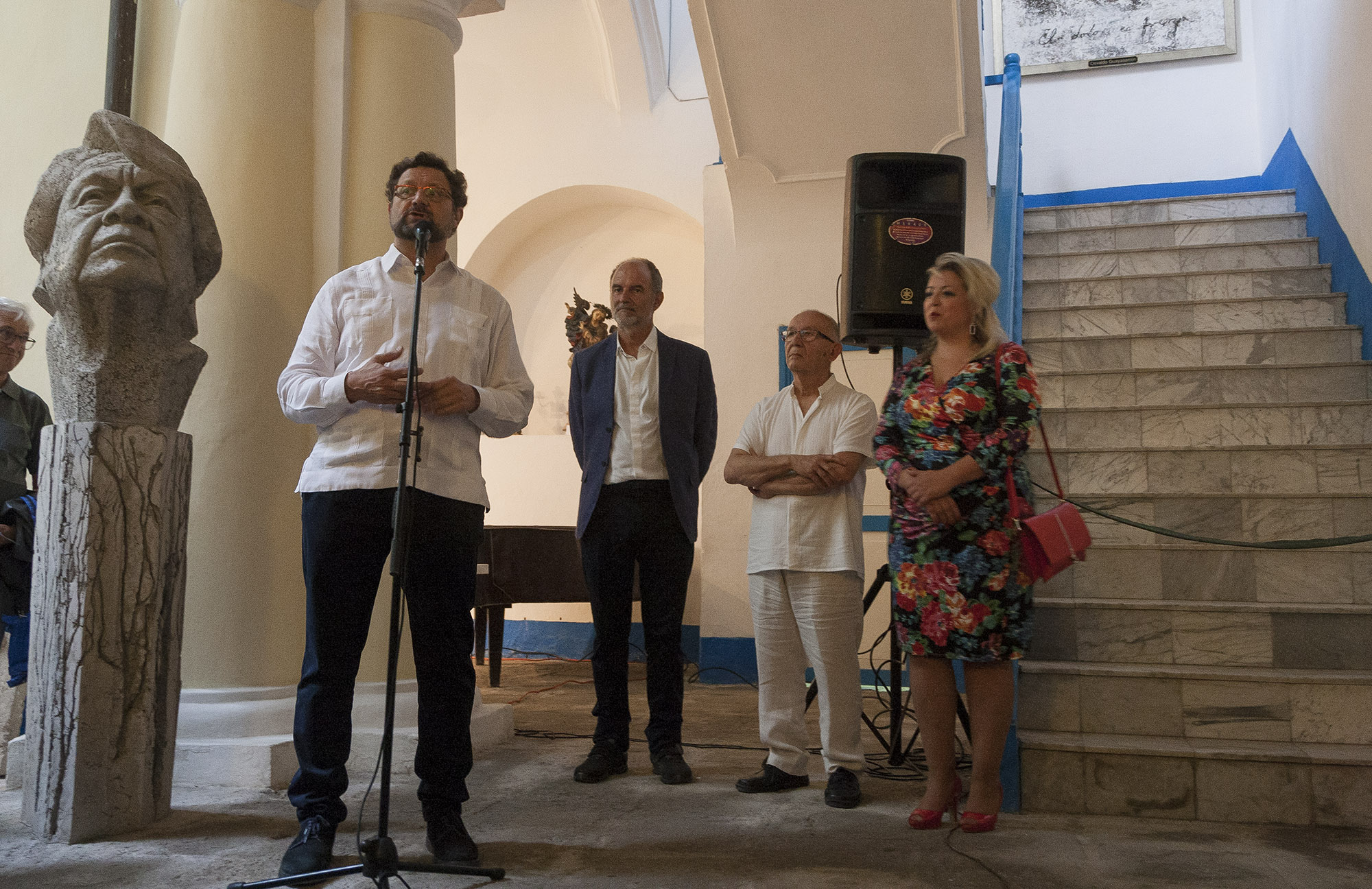 personas inaugurando la exposición 