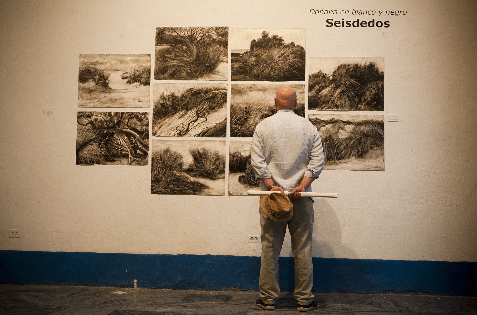 persona frente a obra de arte 