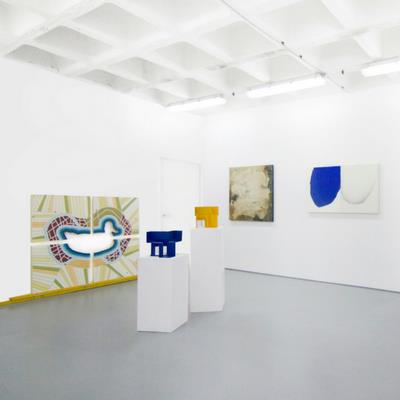 Galería de arte con obras expuestas