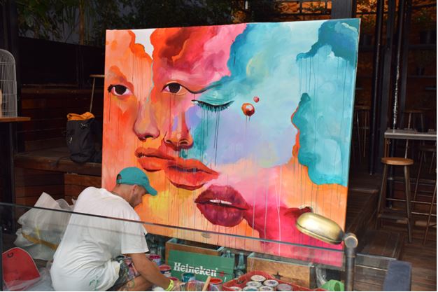 Artista creando cuadro