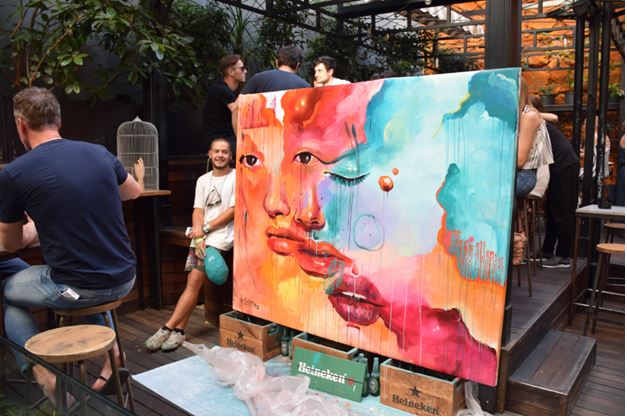 Artista con cuadro