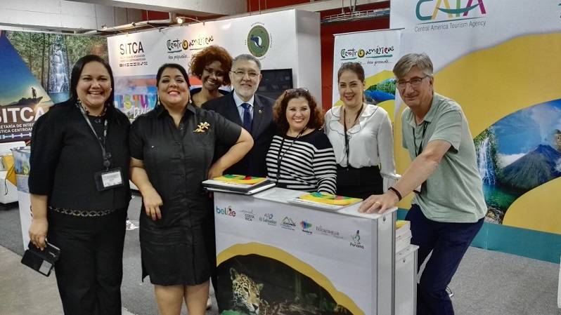 personas en stand de la feria 