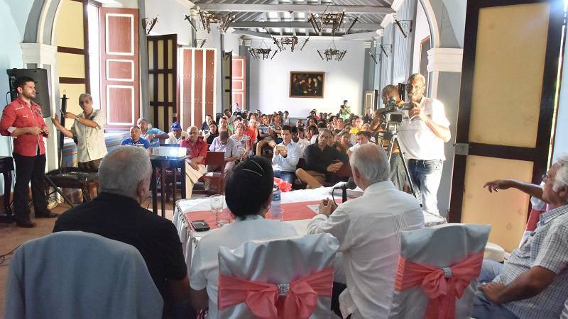 personas sentadas- pressentación revista excelencias
