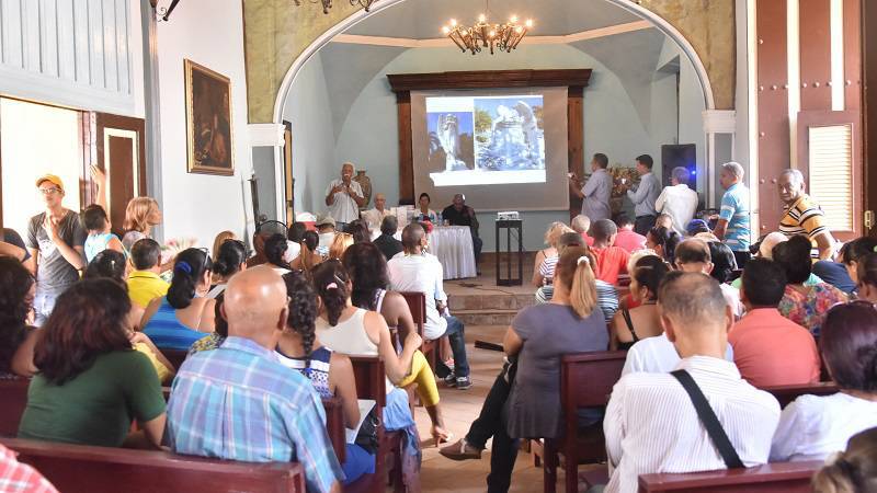 personas sentadas- presentación revista excelencias