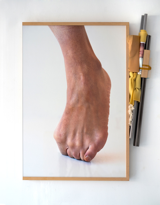 obra de arte- pie junto a pinceles