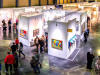 Art Palm Beach, feria de arte contemporáneo con obras expuestas y visitantes recorriendo los stands en Palm Beach.