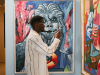 Un visitante utiliza su teléfono móvil ante varias pinturas, una imagen que refleja cómo la fotografía está transformando nuestra forma de mirar, disfrutar y recordar el arte en los museos.