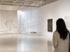 isitantes recorren una exposición de arte contemporáneo en una ruta de verano por museos de España