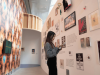 Visitante observa fotografías, grabados y obras de pequeño formato para comenzar una colección de arte