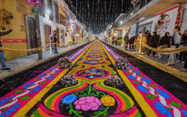 Tapetes de aserrín de colores cubren una calle de Huamantla durante la Noche que Nadie Duerme