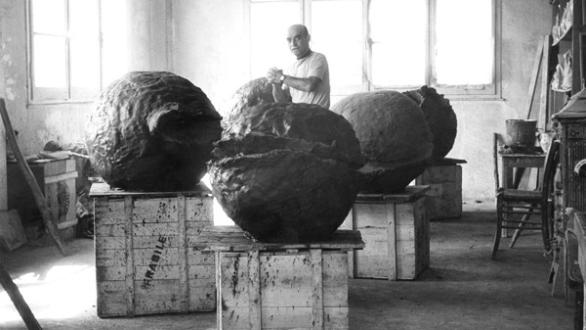 Lucio Fontana in his studio with "Nature", 1959-1960 © Fondazione Lucio Fontana, Milano, by SIAE 2025